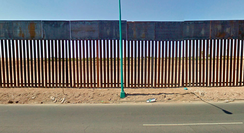 Вездесущий сервис Google Street View мчится вдоль границы Мексики и США