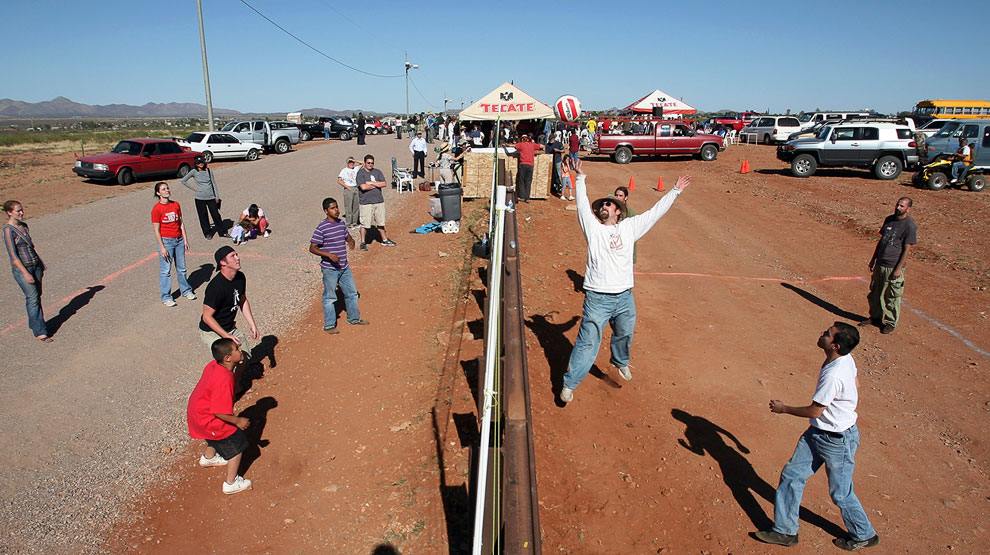 На границе США (слева) и Мексики (справа). Игра в волейбол
