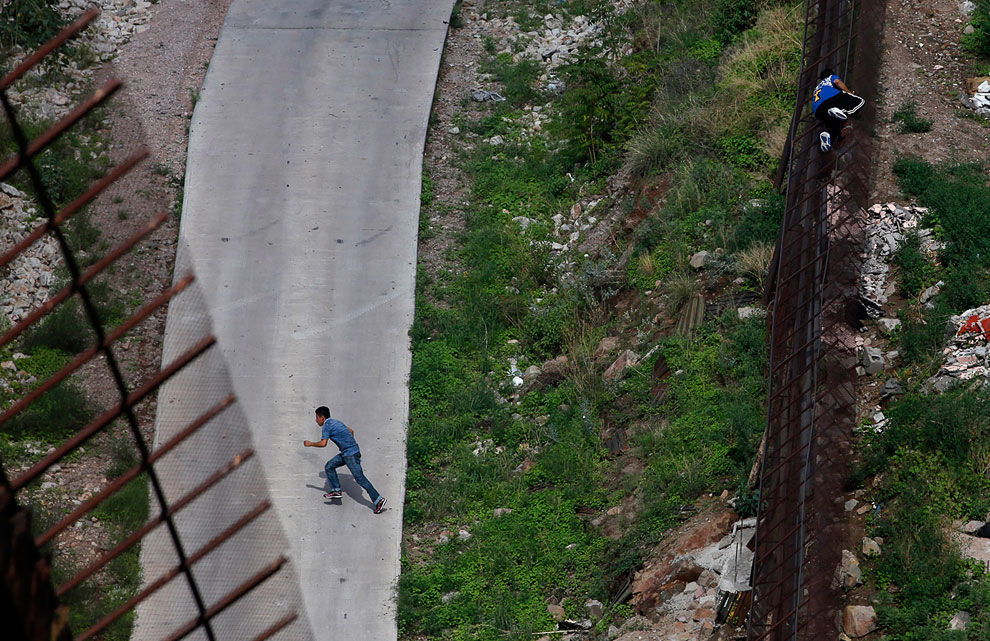 Нелегалы пересекают границу у города Ногалес, Аризона