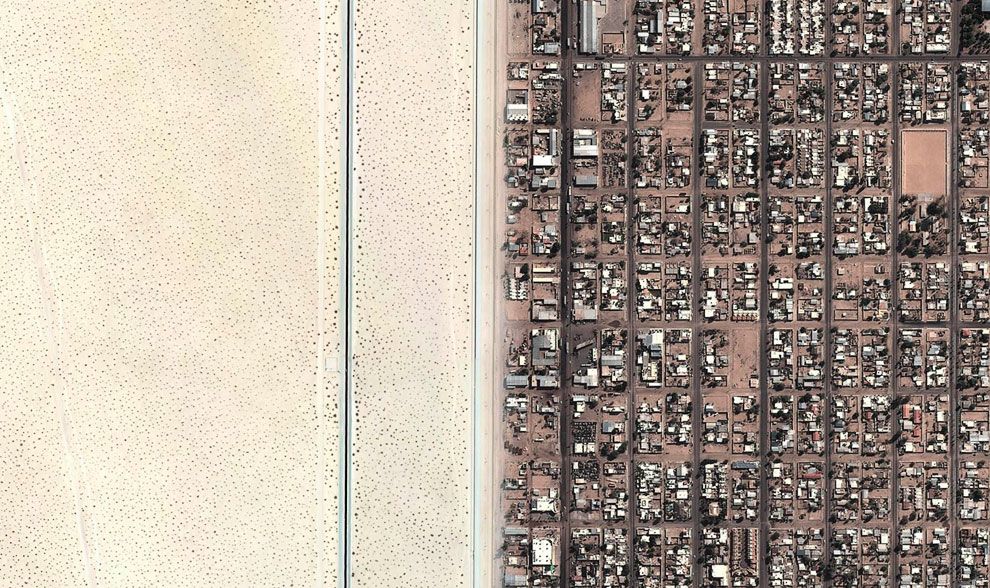 Слева — пустынная зона недалеко от американского города Юма, штат Аризона, справа — городок Сан-Луис-Рио-Колорадо, Мексика