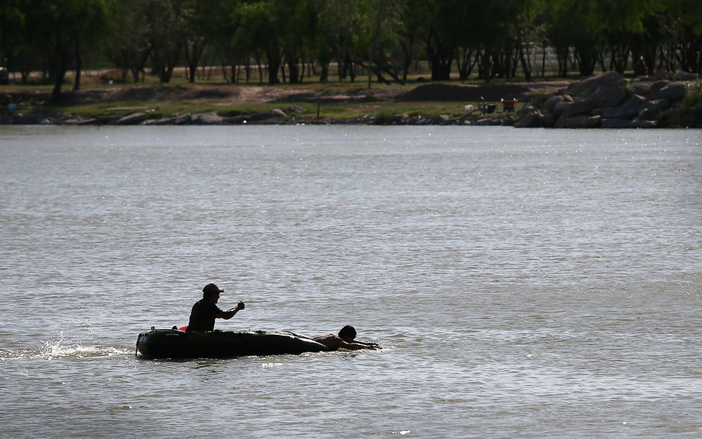 А вот и нелегалы, пытающиеся переплыть через реку Рио-Гранде в направлении штата Техас