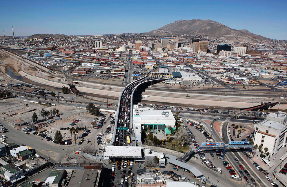 Официальный контрольно-пропуской пункт, связывающий Сьюдад-Хуарес в Мексике (внизу) с американским городом Эль-Пасо в штате Техас