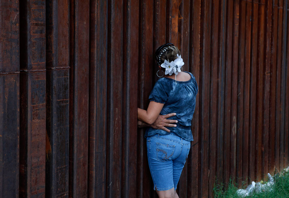 Женщина общается с мужем через забор на границе