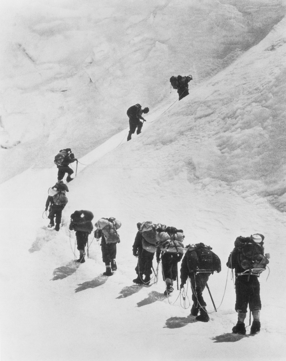 Новозеландец Эдмунд Хиллари с группой восходят на Эверест, 1953 год