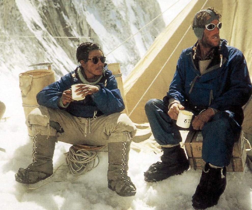 Новозеландец Эдмунд Хиллари (слева) и шерп Тенцинг Норгей во время восхождения на высочайшую вершину мира