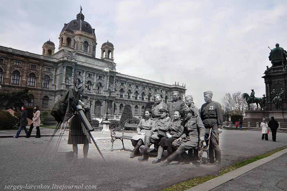 Вена 1945 — 2010. Фото на память у памятника Марии Терезе