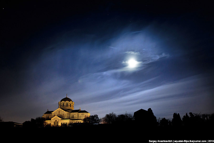Вид на Владимирский собор в свете полной луны