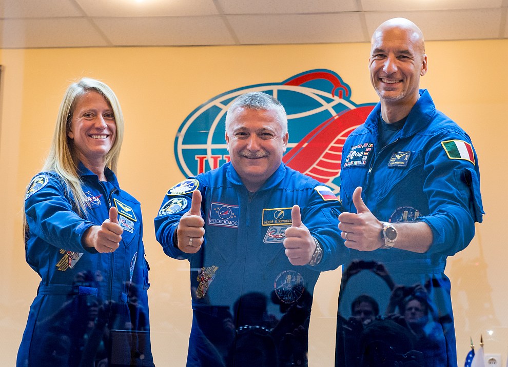 На орбиту отправились российский космонавт Федор Юрчихин (в центре), астронавт НАСА Карен Найберг (справа) и астронавт Европейского космического агентства Лука Пармитано