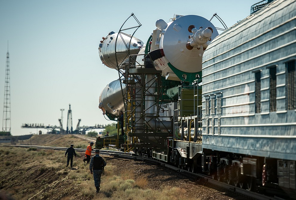 Ракету вывозят из монтажно-испытательного комплекса и транспортируют на стартовую площадку по казахской степи на специальном поезде со скоростью около 5 км/час