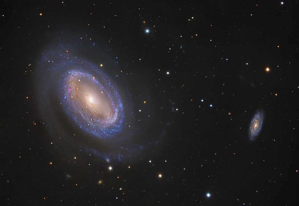 Спиральная галактика NGC 4725