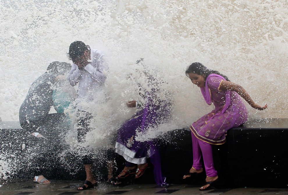 Прилив на побережье Аравийского моря в Мумбаи, Индия
