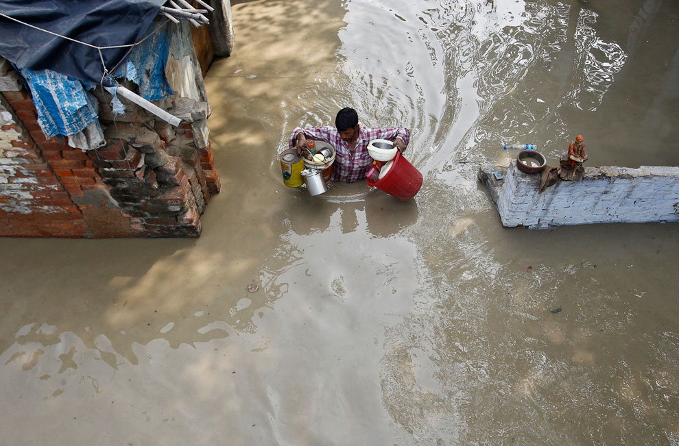 Жители спасают свои вещи, Нью-Дели