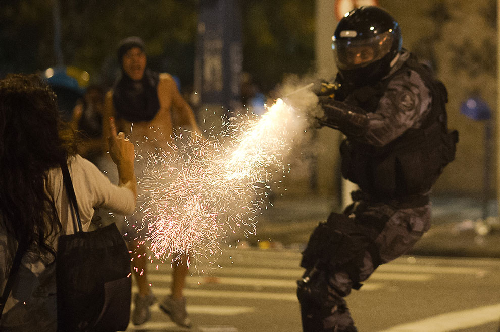 Полиция разгоняет газом протестующих в Рио-де-Жанейро