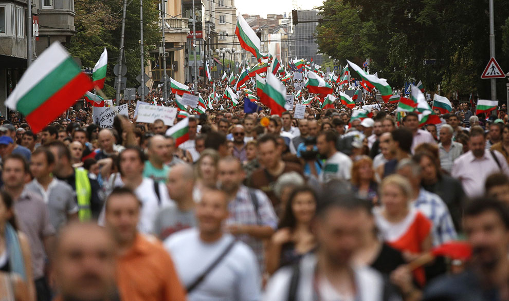 В Болгарии уже 2 недели продолжаются антиправительственные демонстрации против взятничества и коррупции