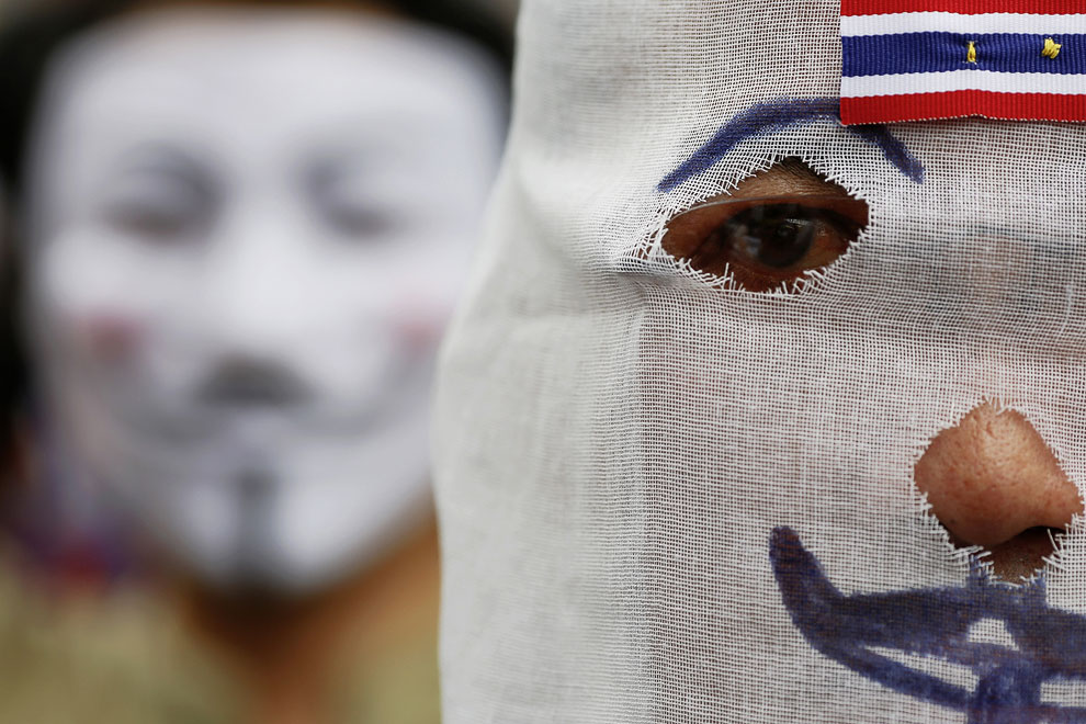В Бангкоке несколько тысяч человек прошлись по центральным улицам, протестуя против бывшего премьер-министра Таксина Чинавата