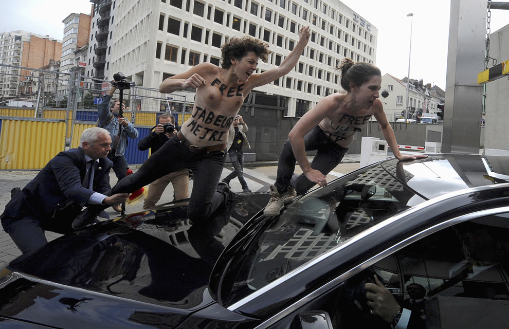 3 активистки украинского движения Femen устроили топлесс-акцию протеста в Брюсселе