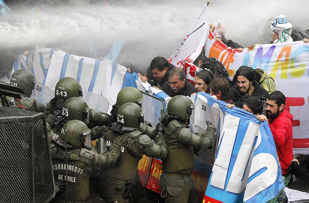 Столкновения студентов с полицией в городе Вальпараисо