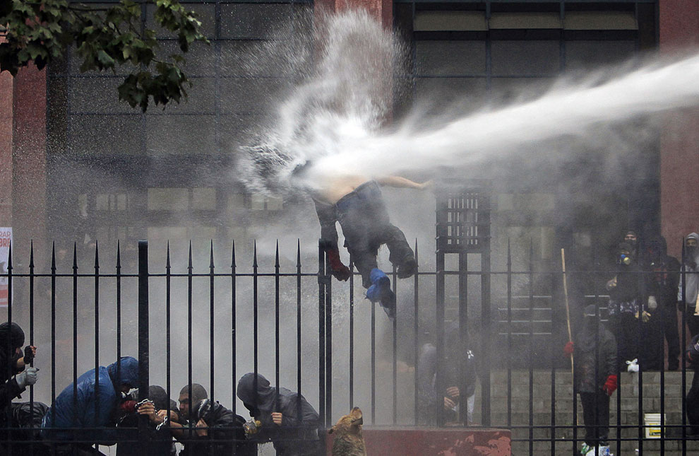 Столкновения студентов с полицией в Чили