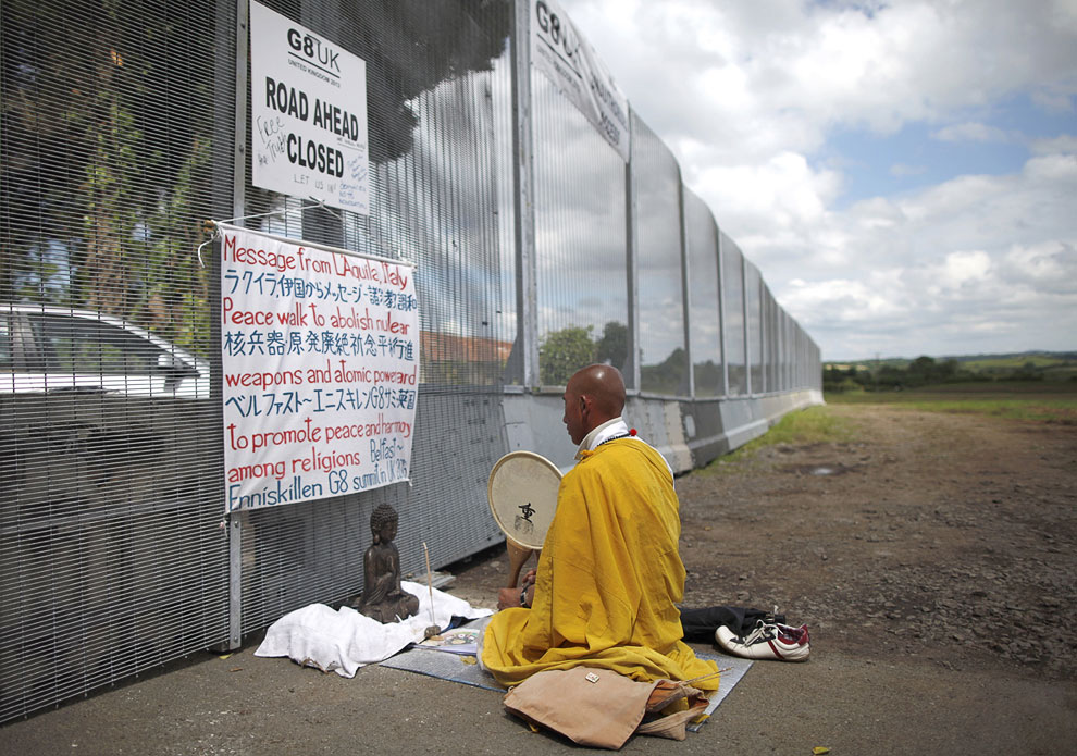 Северная Ирландия. Акция протеста буддийского монаха, направленная против ядерного оружия и ядерных технологий