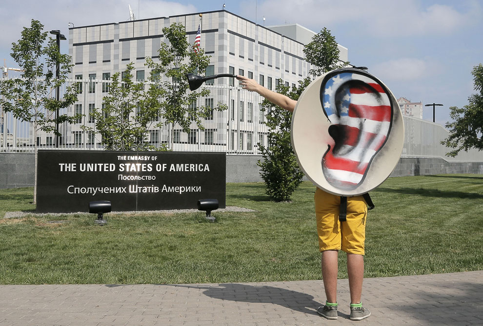 Небольшая акция протеста в посольства США с требованием прекратить преследование бывшего агента ЦРУ Эдвард Сноудена