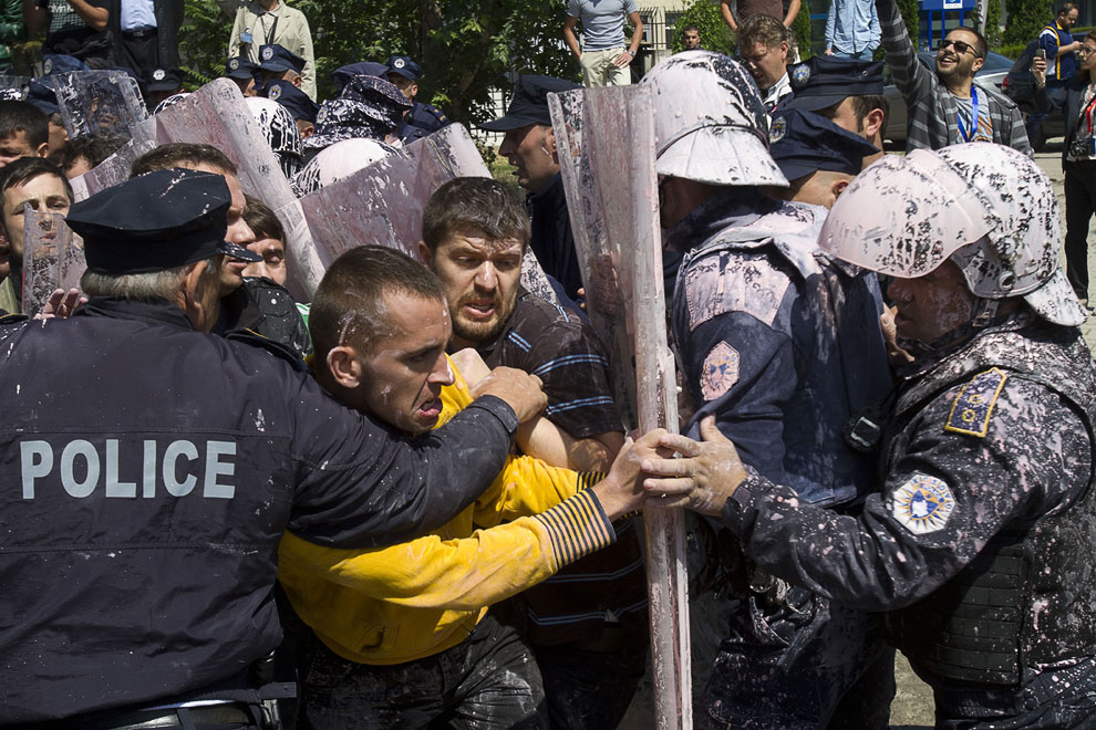 Столкновение с полицией во время акции протеста против договора сербских и косовских властей о нормализации отношений
