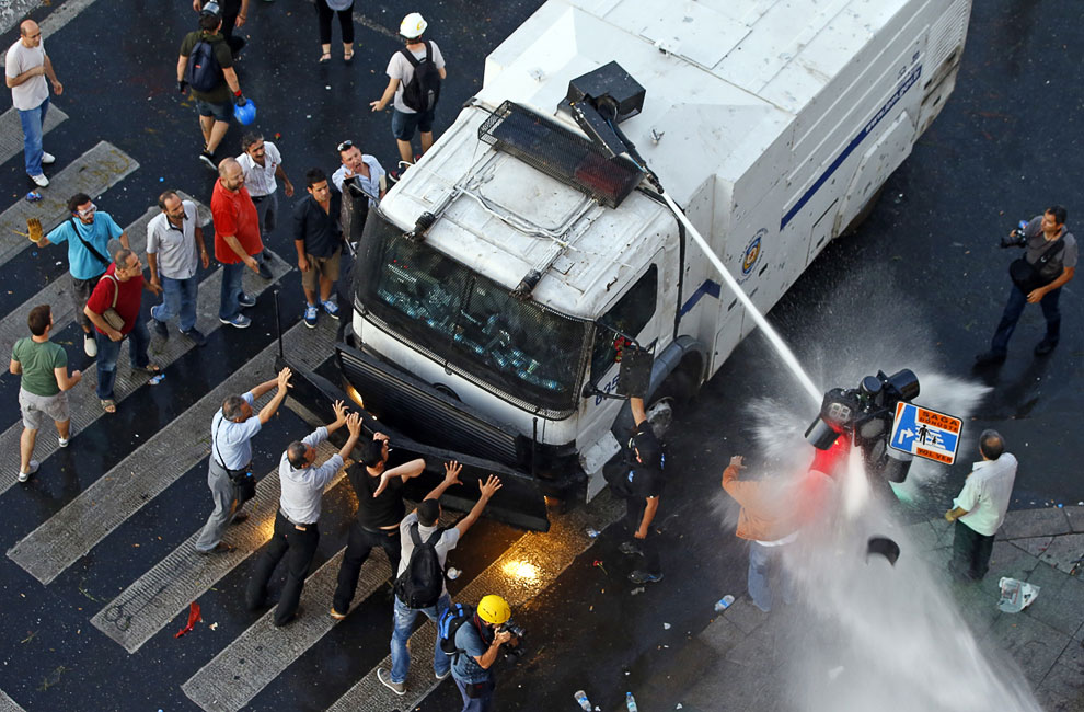 Полиция разгоняет демонстрантов водометами на площади Таксим в Стамбуле
