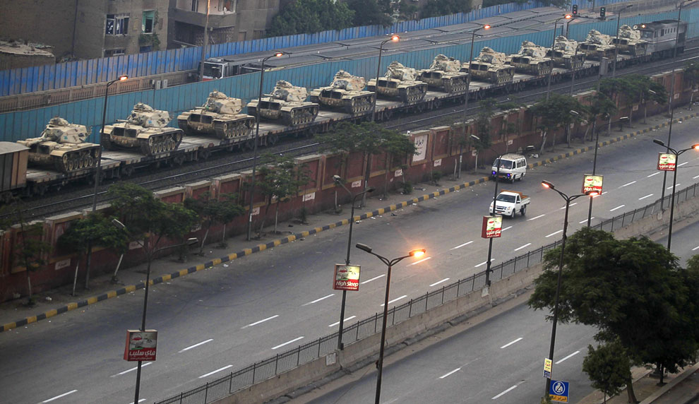 Ну а власти в это время готовят для разгона демонстрантов танки, Каир