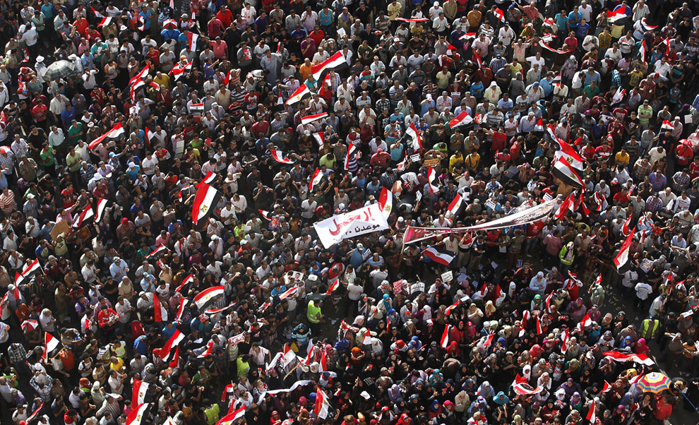 Люди требуют свержения президента Мухаммеда Мурси, наделившего самого себя сверхполномочиями