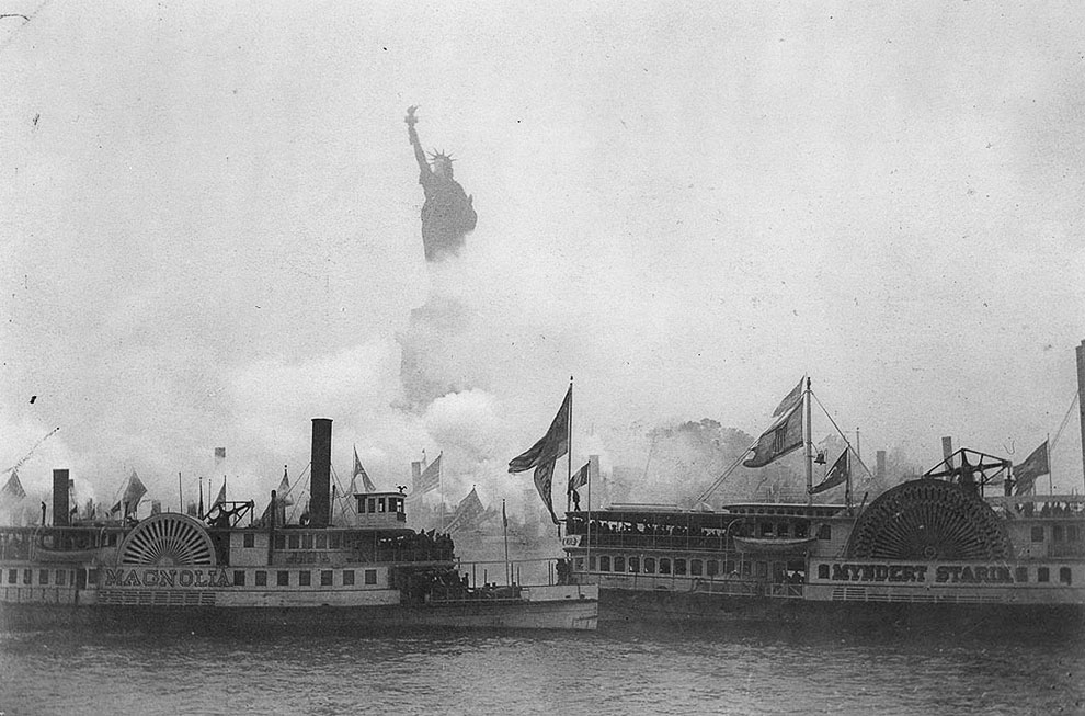 Торжественное открытие статуи Свободы, на котором выступил президент США Гровер Кливленд, состоялось 28 октября 1886 года в присутствии тысяч зрителей