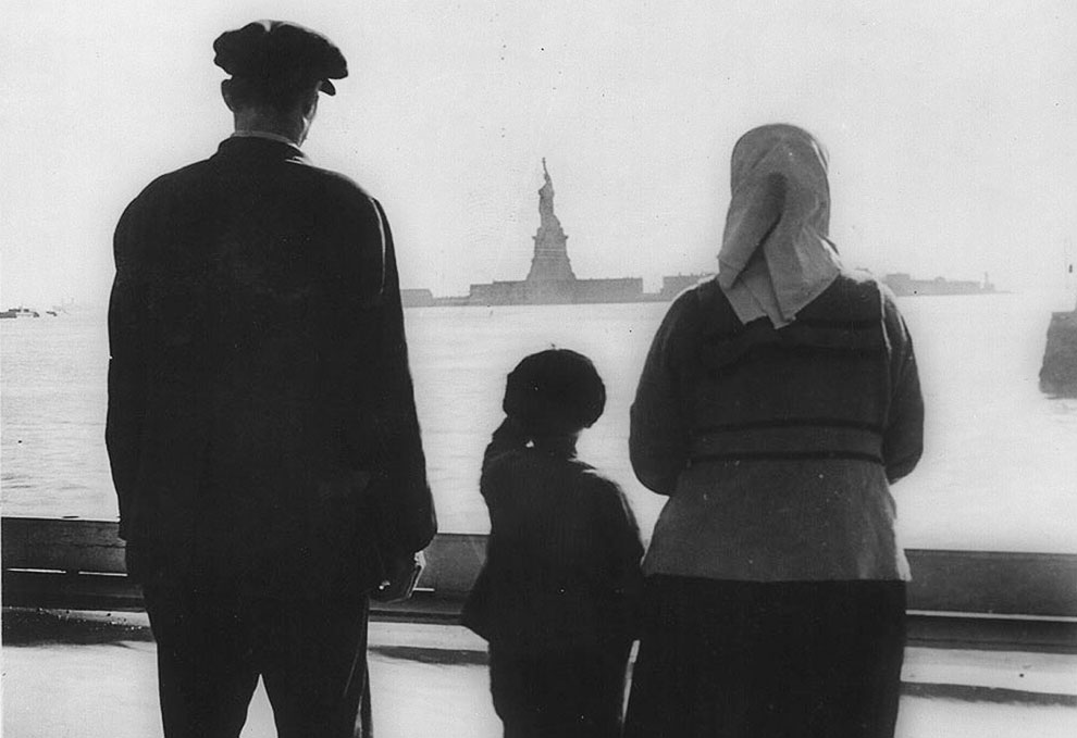 Статую Свободы часто называют «символом Нью-Йорка и США», «символом свободы и демократии», «Леди Свобода»