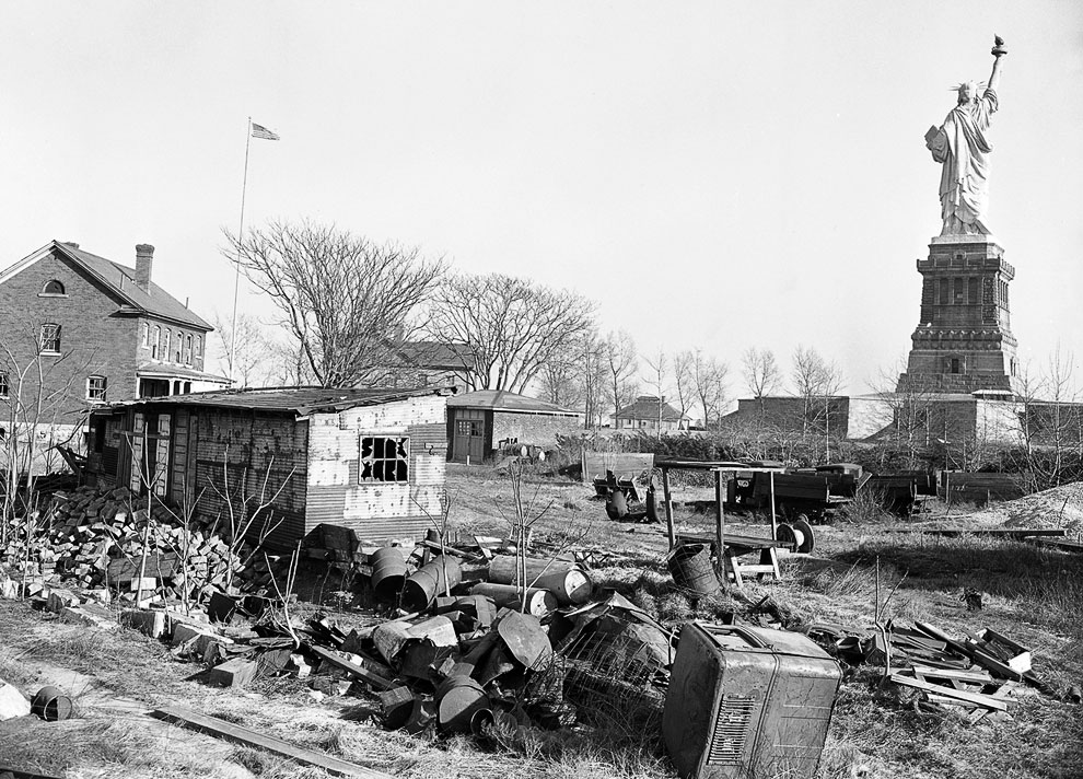 Остров Бедлоу, где установили Статую Свободы, представлял собой район трущоб