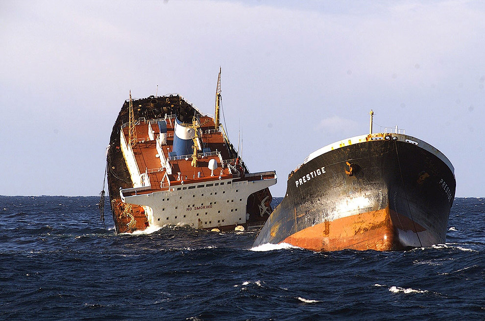 13 de novembro de 2002 ao largo da costa da Espanha, caiu em uma violenta tempestade petroleiro Prestige, que estava no detém mais de 77 000 toneladas de óleo combustível pesado