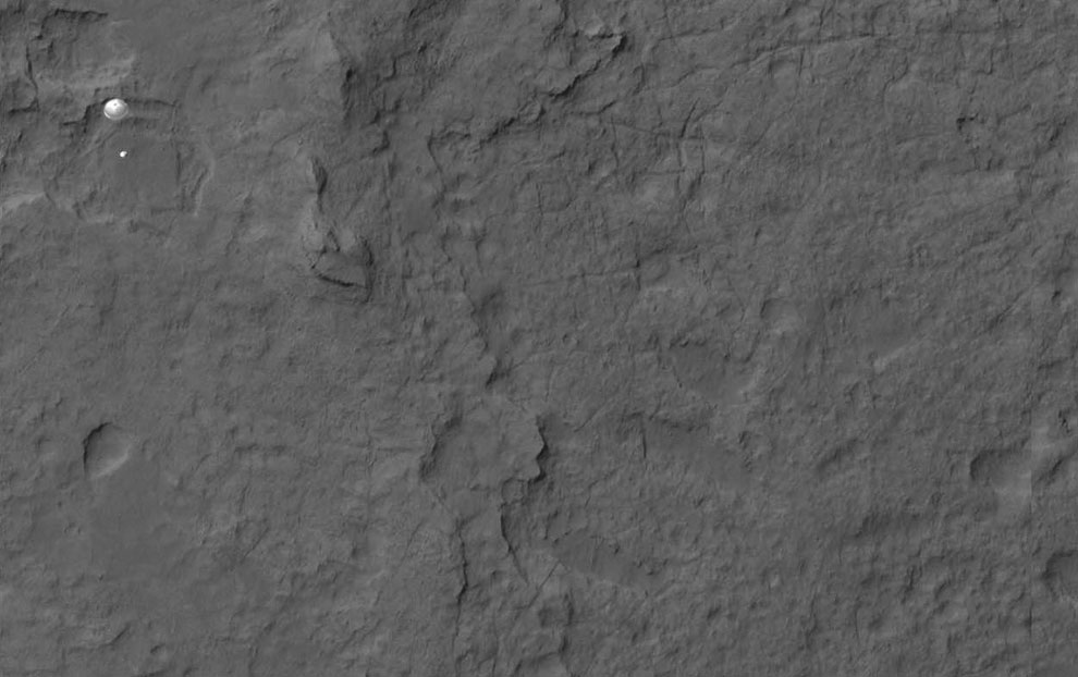 Фотография спуска марсохода на парашюте на поверхность Марса, 5 августа 2012 года