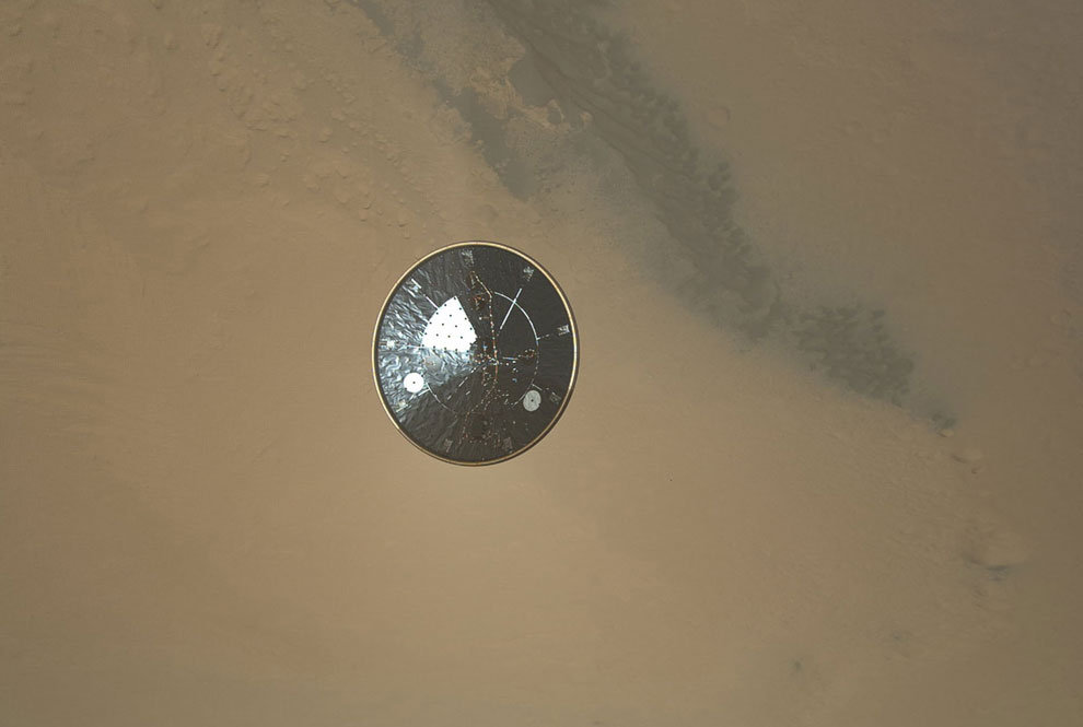 Перелетный модуль с защитным тепловым экраном на фоне Марса