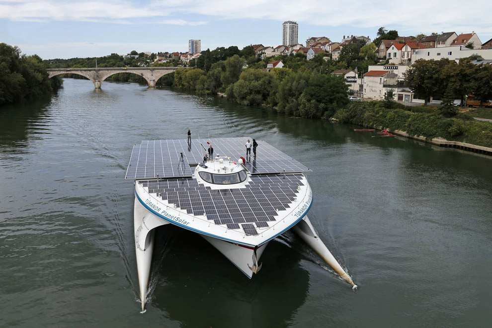 Самое большое в мире судно на солнечных батареях идет по Сене около Парижа