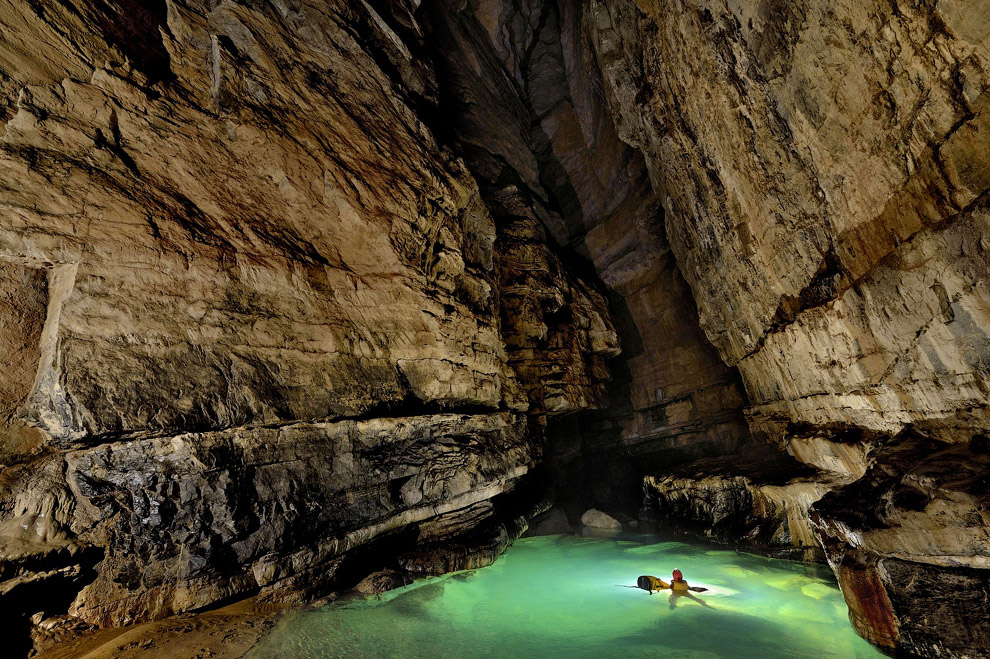 Есть в системе пещер Эр Ван Дон и кристально чистые озера