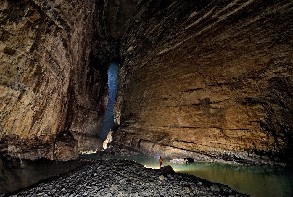 Для ощущения размеров пещеры: вдалеке на камне стоит человек