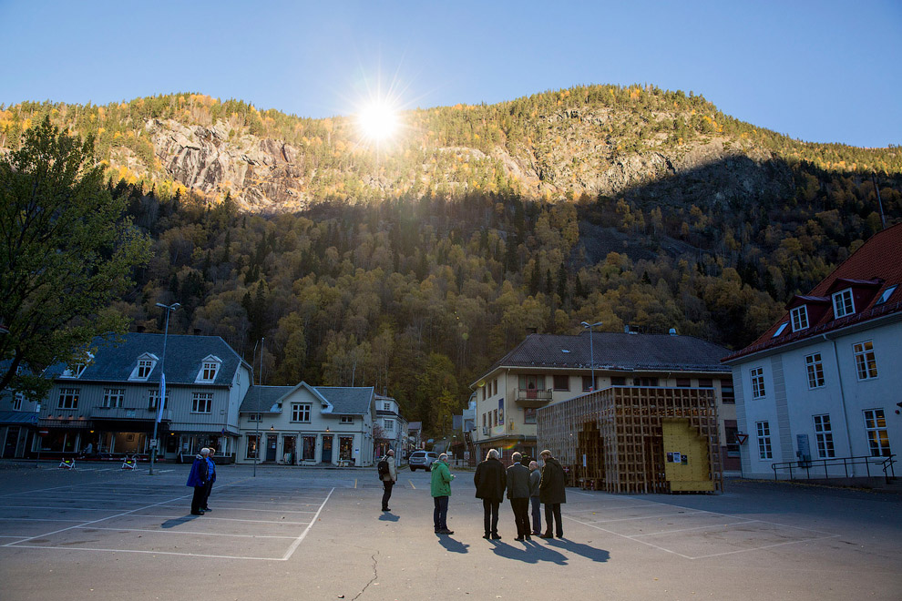 Большие зеркала для освещения темной долины в Норвегии