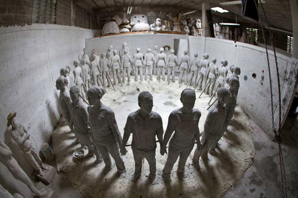 Скульптор Джейсон де Кейрес Тейлор создал это кольцо из детей, держащихся за руки, в 2007 году