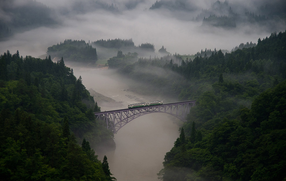 Железнодорожный мост через в утреннем тумане в префектуре Фукусима, Япония