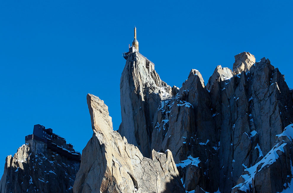 Так выглядит со стороны смотровая площадка Chamonix Skywalk (другое название “Шаг в пустоту”) на вершине Пик-дю-Миди во французских Альпах