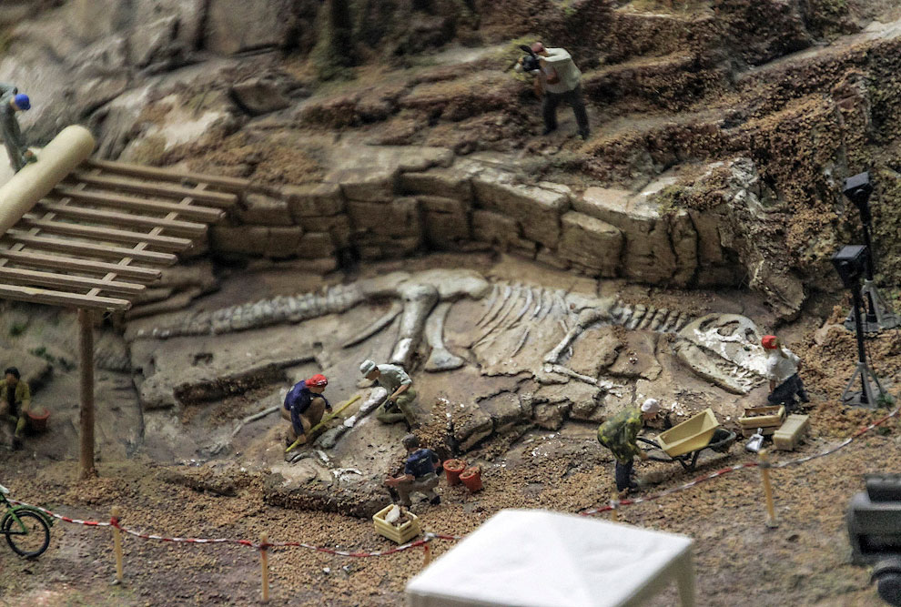 На Алтае, где-то на границе с Монголией археологи раскопали скелет доисторического ящера