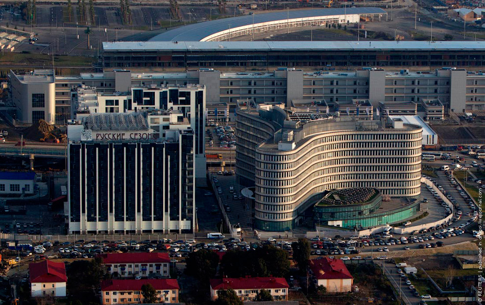 Слева - пятизвездочный отель «Русские сезоны», справа - офисное здание Оргкомитета Игр