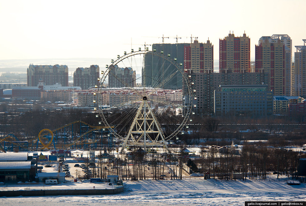 Колесо обозрения высотой 82 метра, в составе нового парка развлечений
