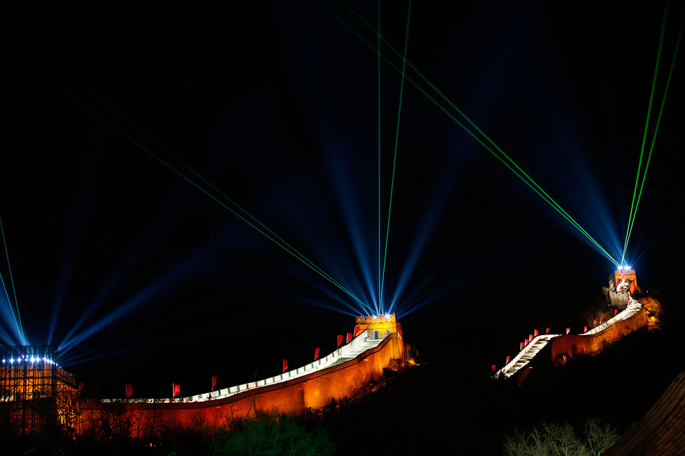 Пекин, Китай. Свет и лазеры освещают Великую Китайскую стену на участке Бадалин