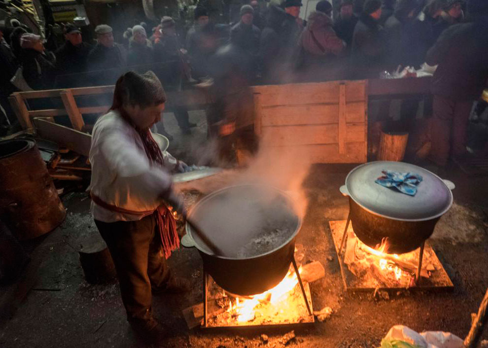Рождество на Украине. Готовка праздничного рождественского ужина для протестующих на Майдане Незалежности в Киеве