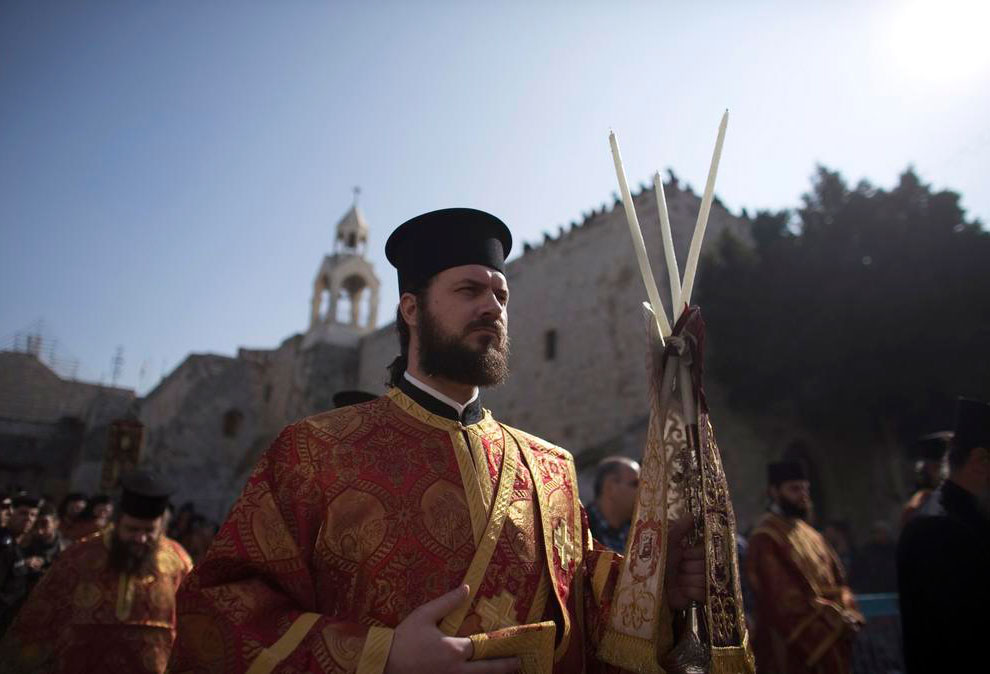 Рождество в Вифлееме. Члены православного духовенства ожидают Иерусалимского Патриарха Феофила III