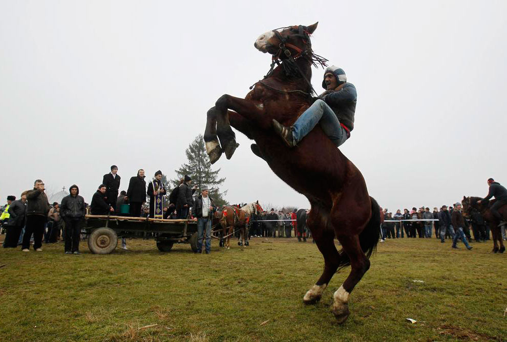 Ежегодные скачки в канун Рождества проходят в румынских селах