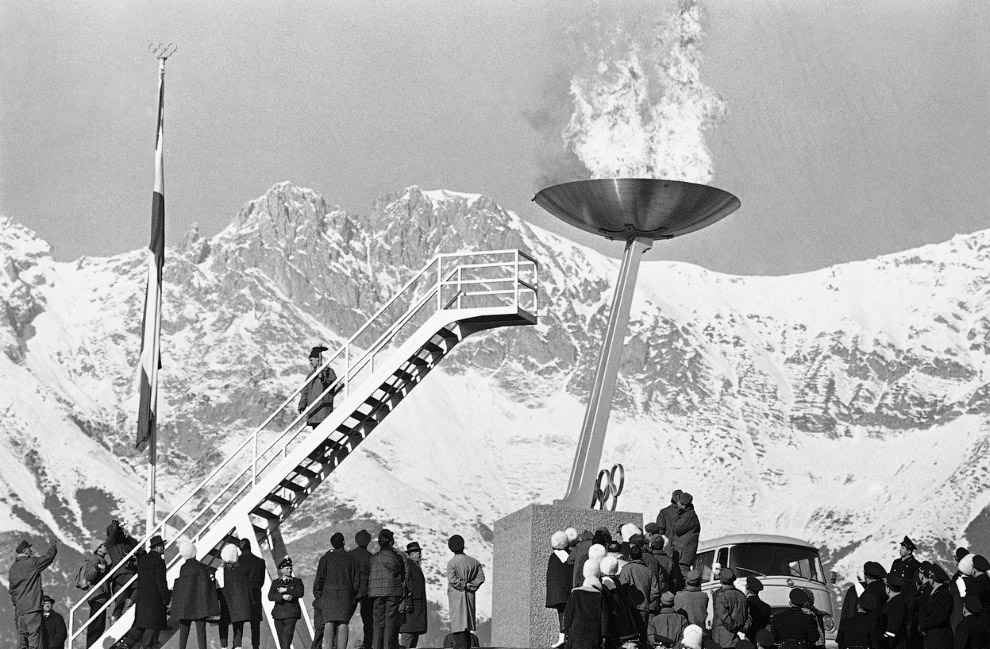 Зажжение олимпийского огня  на открытии IX зимних Олимпийских играх на стадионе в Инсбруке, Австрия, 21 января 1964