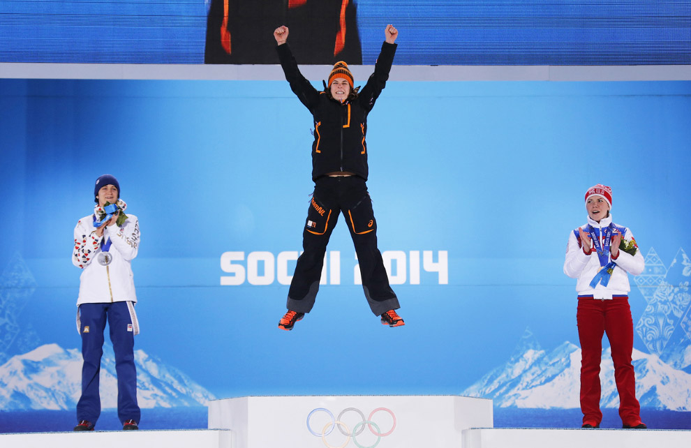 Спортсменка из Нидерландов Ирен Вюст радуется победе после забега на 3 000 метров в соревнованиях по конькобежному спорту